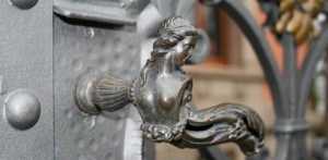 Clenche sculptée originale et sensuelle